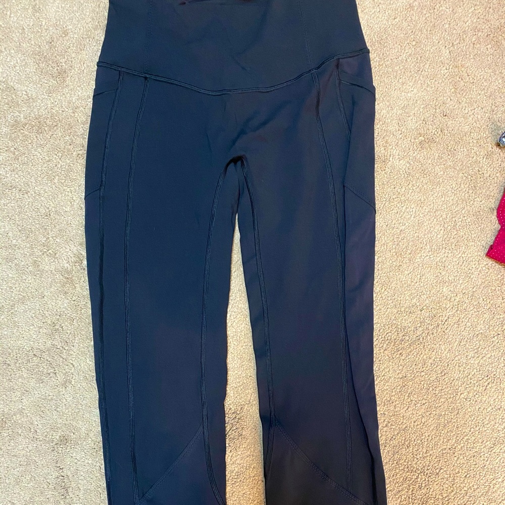 NWOT lululemon cropped pants.